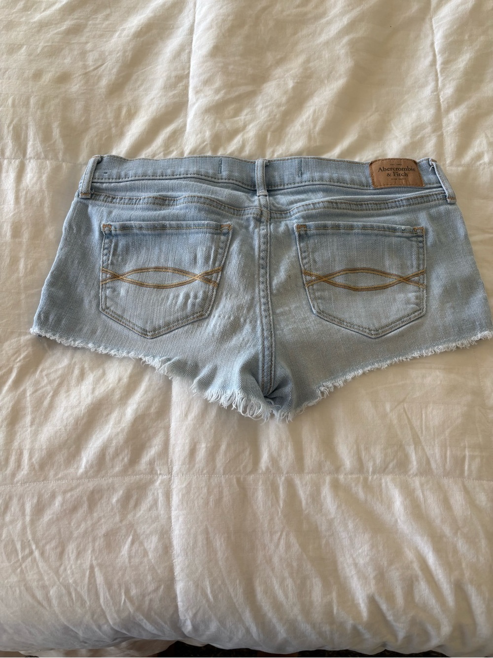 Abercrombie & Fitch Women’s Low Rise Light Wash Denim Cutoff Shorts size 2
